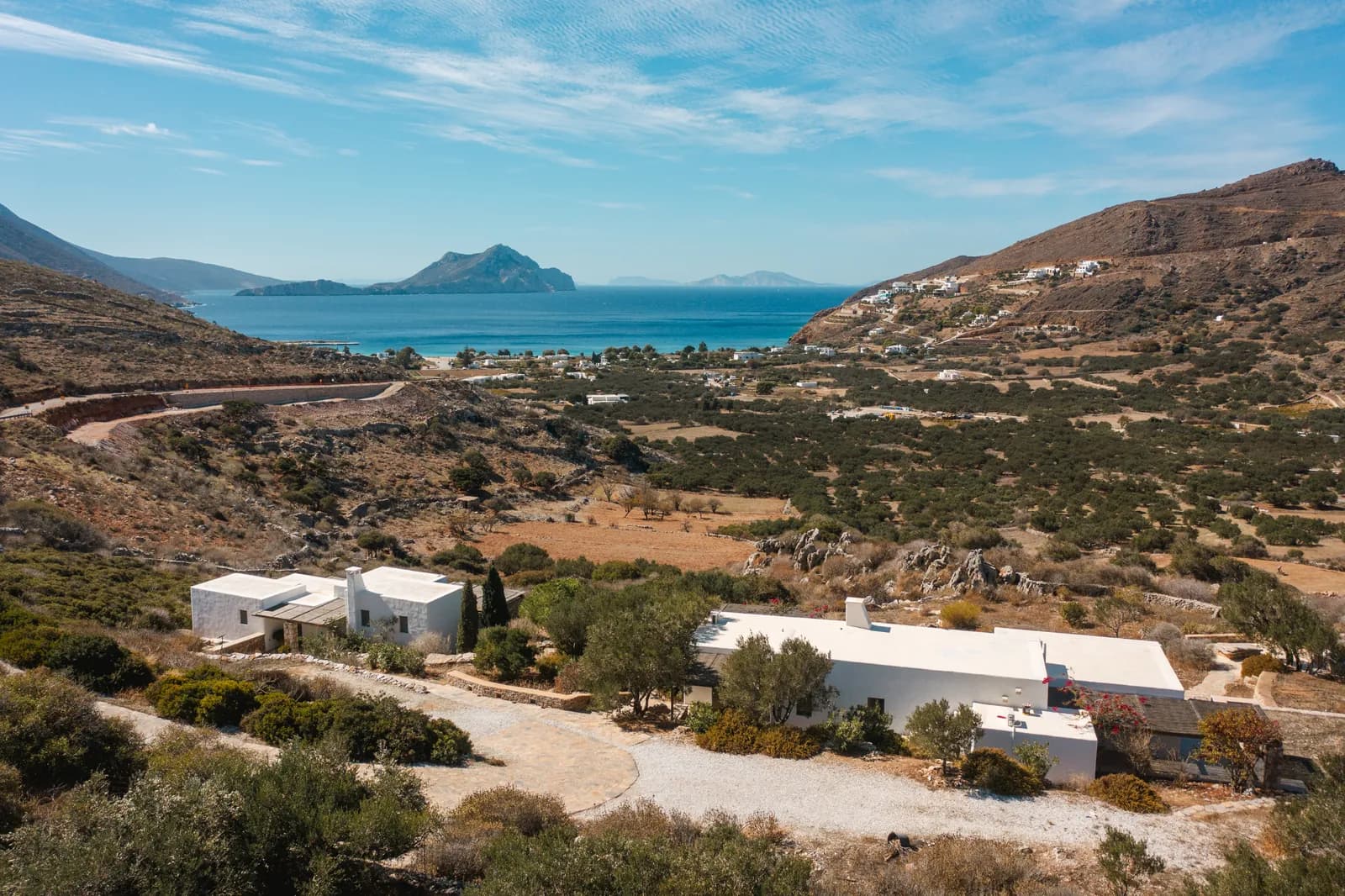 Villa Handras - Notre propriété se trouve paisiblement au milieu de la vallée d'Aegiali avec trois villas privées. Profitez de belles vues sur la mer et de couchers de soleil époustouflants, entourés par la nature et proches du village.