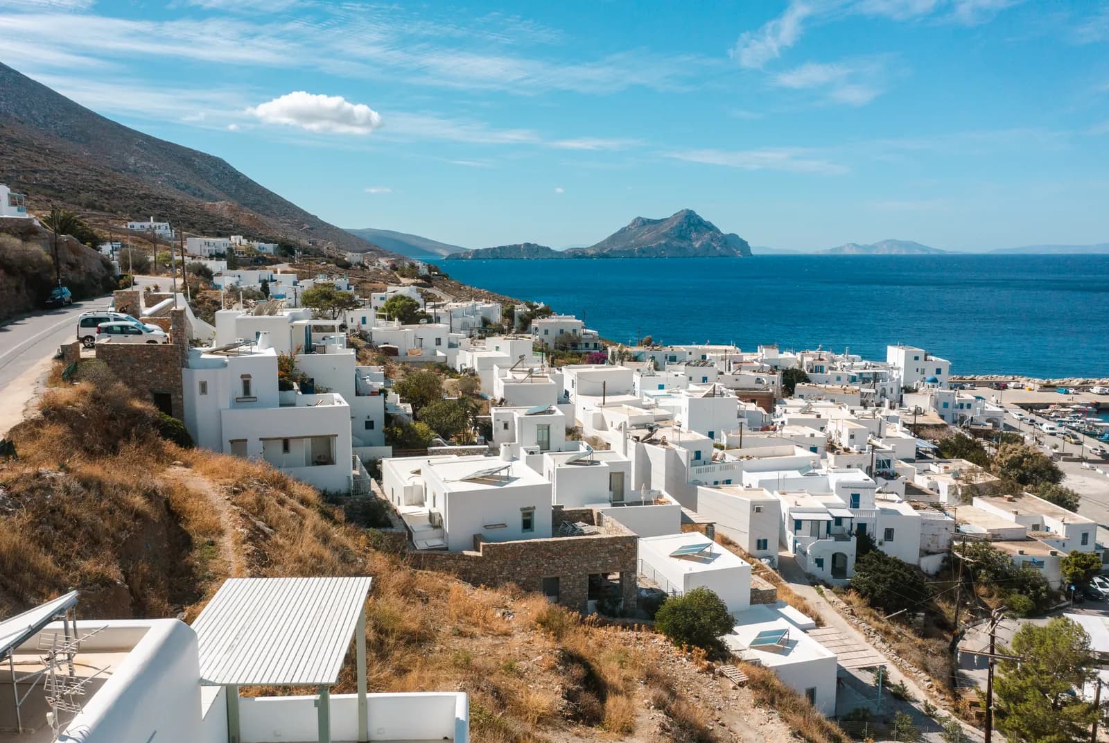 Ormos Resort - Il resort si trova in una zona rialzata de Villaggio di Aegiali, dove le case imbiancate incontrano il mare. A pochi passi dalla grande spiaggia, caffè, negozi e panetterie locali, offre un soggiorno tranquillo vicino a tutto ciò che rende la vita sull'isola così speciale.